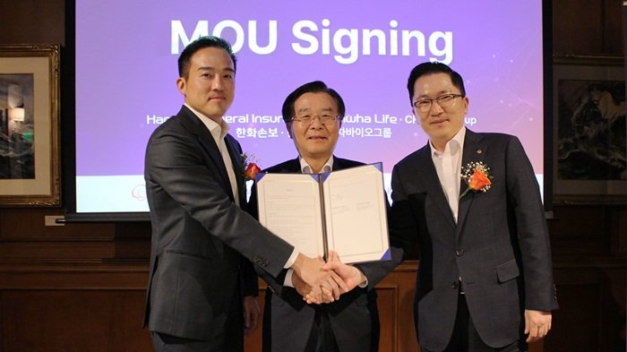 [서울=뉴시스] 왼쪽부터 차원태 차바이오그룹 부회장, 권혁웅 한화생명 부회장, 나채범 한화손해보험 대표이사 사장 (사진=차바이오그룹 제공) 2025.12.06. photo@newsis.com *재판매 및 DB 금지