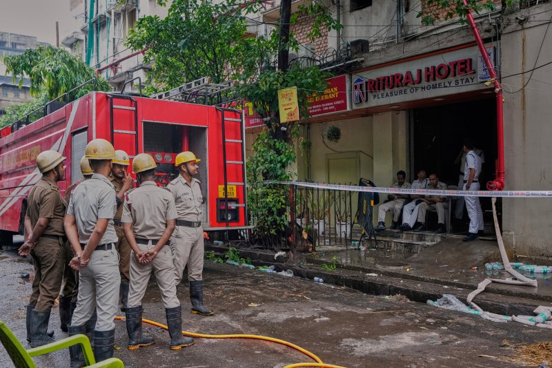 [콜카타=AP/뉴시스] ﻿﻿인도 남서부 휴양도시 고아의 한 나이트클럽에서 6일(현지 시간) 화재가 발생해 최소 23명이 숨졌다. 사진은 지난 4월 30일 인도 서벵골주 콜카타에서 소방관들이 화재가 발생했던 호텔 주변에 있는 모습. 2025.12.07