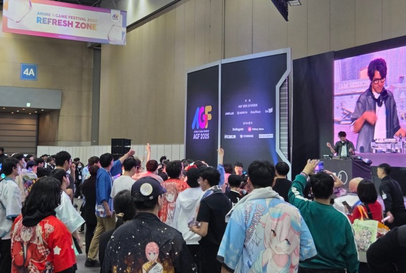 [고양=뉴시스] 김윤영 수습기자 = 관람객들이 5일 오후 일산 'AGF 2025'의 'DJ Kazu' 무대에서 춤을 추며 음악을 즐기고 있다. 2025.12.05. youn@newsis.com