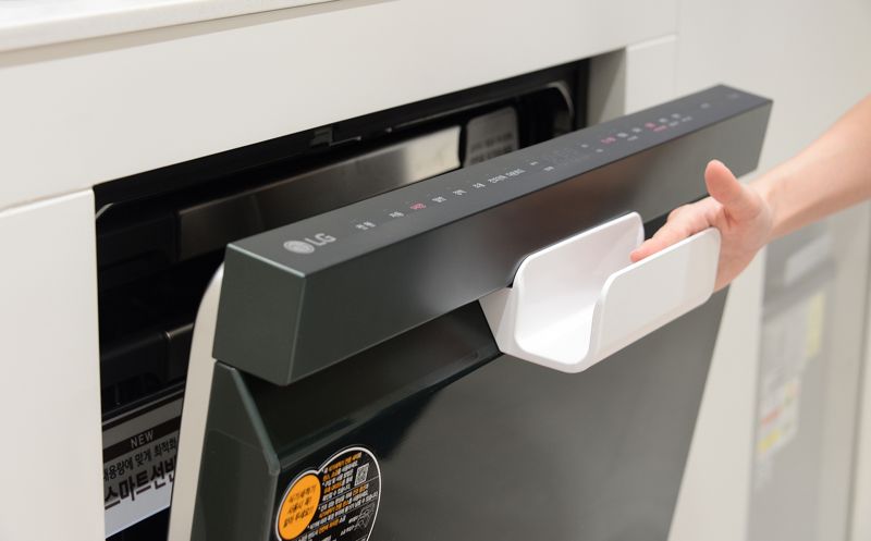 고객이 LG전자의 '식기세척기 이지핸들(도어)'을 이용해 식기세척기 문을 열고 있다. LG전자 제공