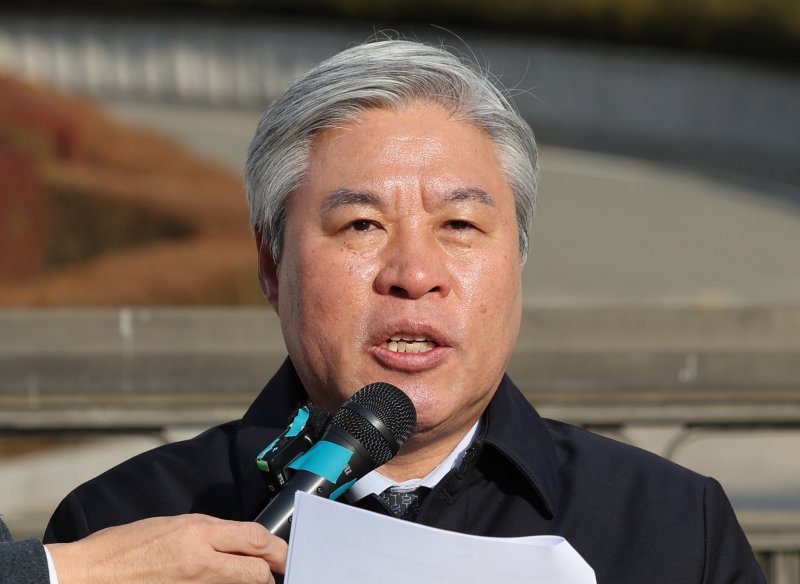 서왕진 조국혁신당 원내대표가 2일 서울 서초구 대법원 앞에서 열린 현장 의원총회에서 모두 발언을 하고 있다. 2025.12.2/뉴스1 ⓒ News1 박지혜 기자