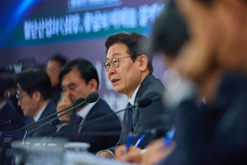 이재명 대통령이 5일 충남 천안시 한국기술교육대학교에서 열린 '충남의 마음을 듣다' 타운홀미팅에서 발언하고 있다. (대통령실 제공. 재판매 및 DB 금지) 2025.12.5/뉴스1 ⓒ News1 이재명 기자