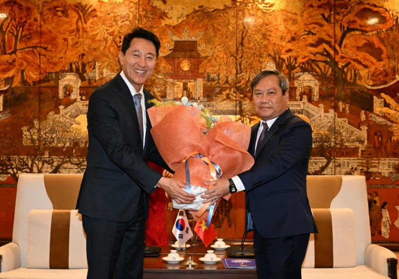 [하노이=뉴시스]5일 하노이 인민위원회를 찾은 오세훈 서울시장이 부 다이 탕 하노이 신임 인민위원장에게 취임 축하 꽃다발을 전하고 있다. 2025.12.07. (사진=서울시 제공) *재판매 및 DB 금지