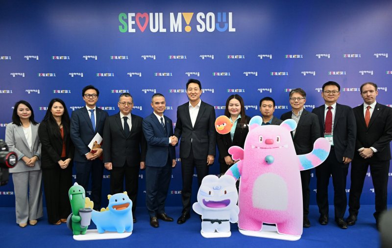 오세훈 서울시장이 지난 5일(현지시간) 하노이대학교에서 열린 '서울 인재유치 네트워크 프로모션' 참석자들과 기념사진을 촬영하고 있다. (서울시 제공) 뉴스1 ⓒ News1