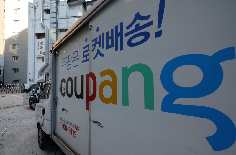 [서울=뉴시스] 홍효식 기자 = 쿠팡 대규모 개인정보 유출 사태로 논란이 이어지는 4일 서울 시내 한 차고지에 쿠팡 배송 차량이 주차돼 있다.온라인상에서 비정상 로그인 시도, 해외 결제 승인 알림, 스미싱 문자 수신 등 2차 피해 사례가 잇따르면서 소비자 불안감이 커져 쿠팡 서비스를 중단하거나 계정을 삭제하려는 소비자들이 늘고 있다. 업계에 따르면 쿠팡 사태 이후 온라인 자영업자 커뮤니티를 중심으로 주문 감소를 호소하는 글이 잇따르고 있다. 또한 한국어로 서비스되는 쿠팡 플랫폼 뒤에 중국인을 포함한 외국인 개발 인력들이 있었다는 사