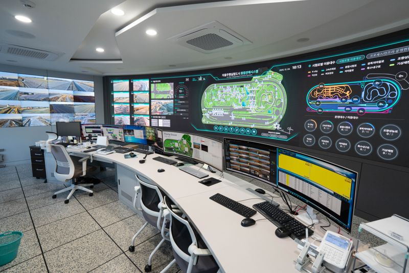 경기 화성 자동차안전연구원(KATRI) K-City 관제센터 전경. 자율주행 시험차의 주행 로그와 센서 인식률 등 실시간 주행 데이터가 대형 모니터로 통합 관리되고 있다. 사진=공동취재단