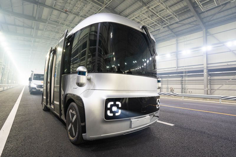 지난 4일 경기 화성 자동차안전연구원 K-City 내 기상환경재현시설에서 A2Z의 자율주행 시험차 'ROii'가 안개·폭우 등 극한 기상 조건에서 주행 시험을 진행하고 있다. 사진=공동취재단