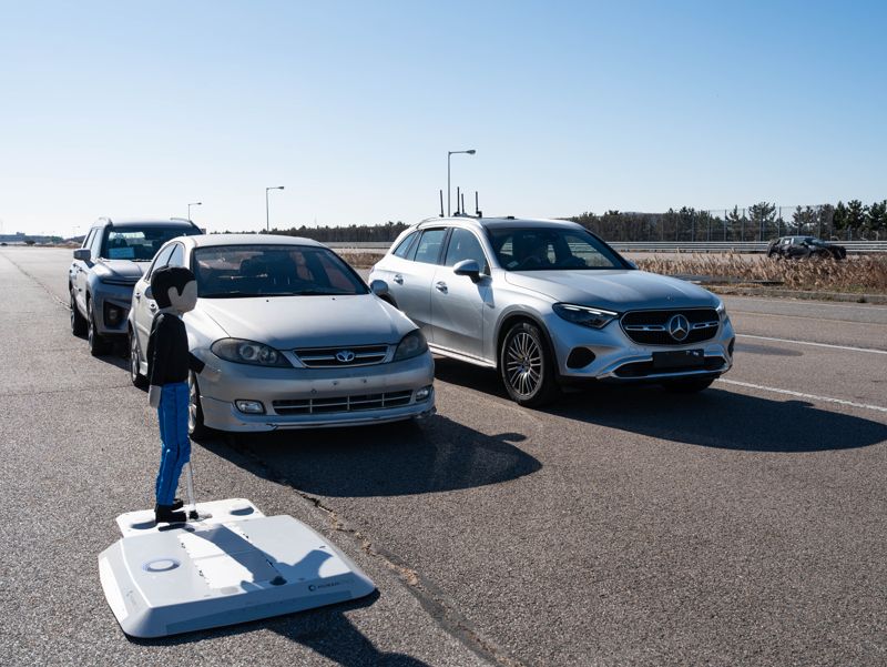 경기도 화성 자동차안전연구원 주행시험장에서 AEBS(자동긴급제동) 기능 시험이 진행되고 있다. 사진=공동취재단