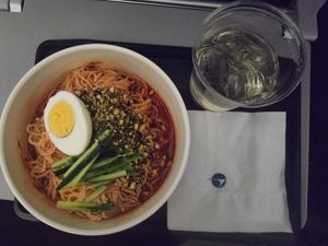 베트남 다낭국제공항에서 지난 7일 탑승한 인천행 파라타항공 항공편에서 주문한 '시그니처 냉면'. 매콤새콤한 양념과 더불어 얼음 동동 동치미가 어우러진다. 사진=김동호 기자