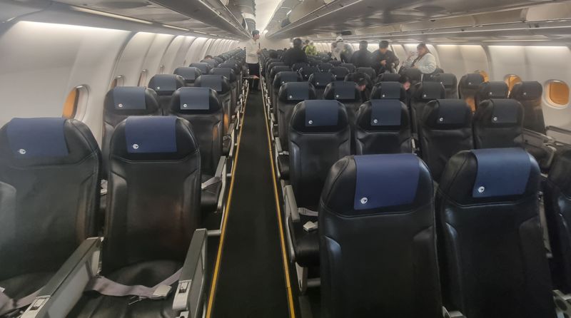인천국제공항 제1여객터미널에서 지난 3일 탑승한 다낭행 파라타항공의 A컴포트(이코노미) 좌석. 저비용항공사(LCC)의 2-4-2 배열이지만 A330 기체다보니 앉아서 다리를 꼬더라도 성인 주먹 2개 정도가 들어가는 넉넉함을 보여줬다. 사진=김동호 기자