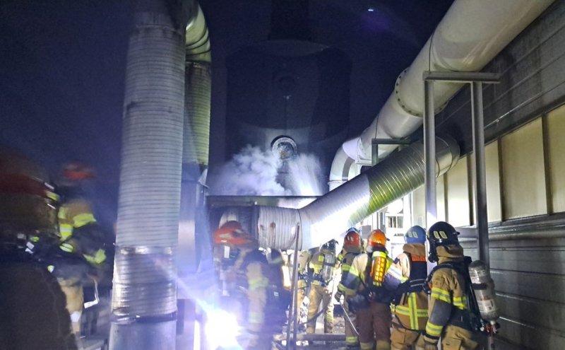[경산=뉴시스] 경산시 진량읍 공장 옥상 화재 진화 현장. (사진=경북소방본부 제공) 2025.12.7. photo@newsis.com