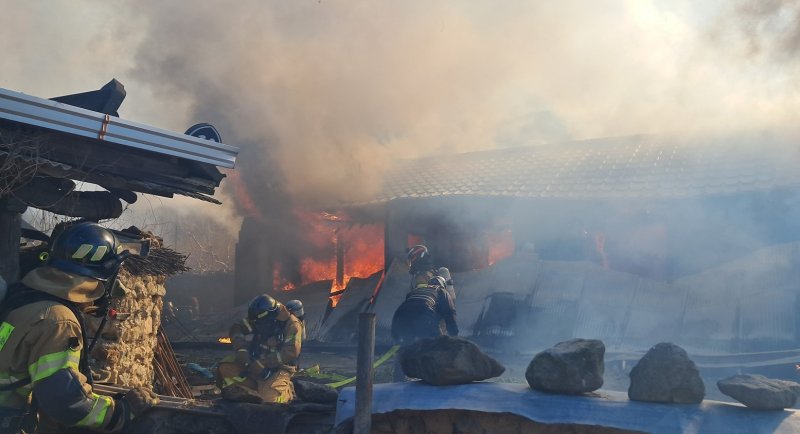 [경산=뉴시스] 경산시 남산면 주택 화재 진화 현장. (사진=경북소방본부 제공) 2025.12.7. photo@newsis.com