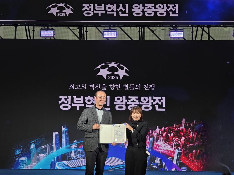 [서울=뉴시스]백정희(오른쪽) 중진공 금융데이터실장.(사진=중소벤처기업진흥공단 제공) 2025.12.07. photo@newsis.com *재판매 및 DB 금지