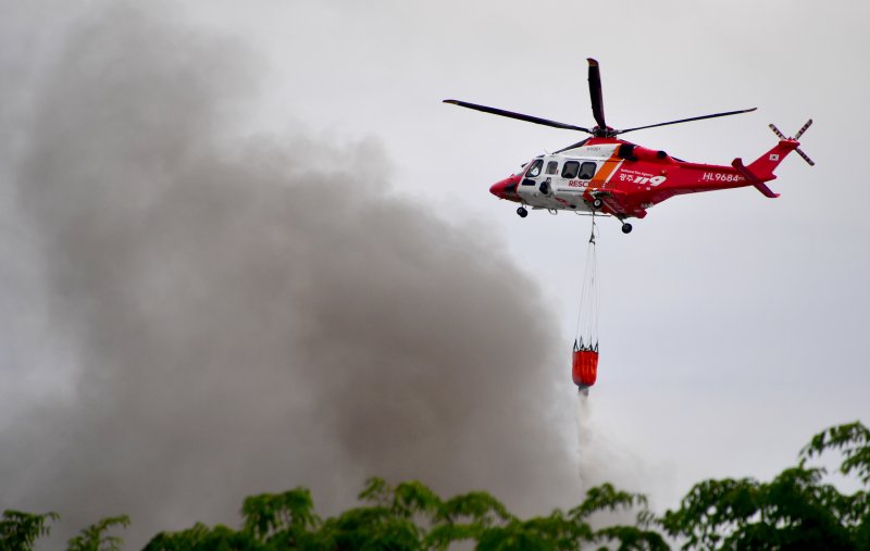 [광주=뉴시스] 류형근 기자 = 지난 5월 17일 오후 광주 광산구 소촌동 금호타이어 광주공장 화재 현장에서 소방당국이 불길을 잡기 위해 헬기를 동원해 진화작업을 하고 있다. 2025.05.17. hgryu77@newsis.com