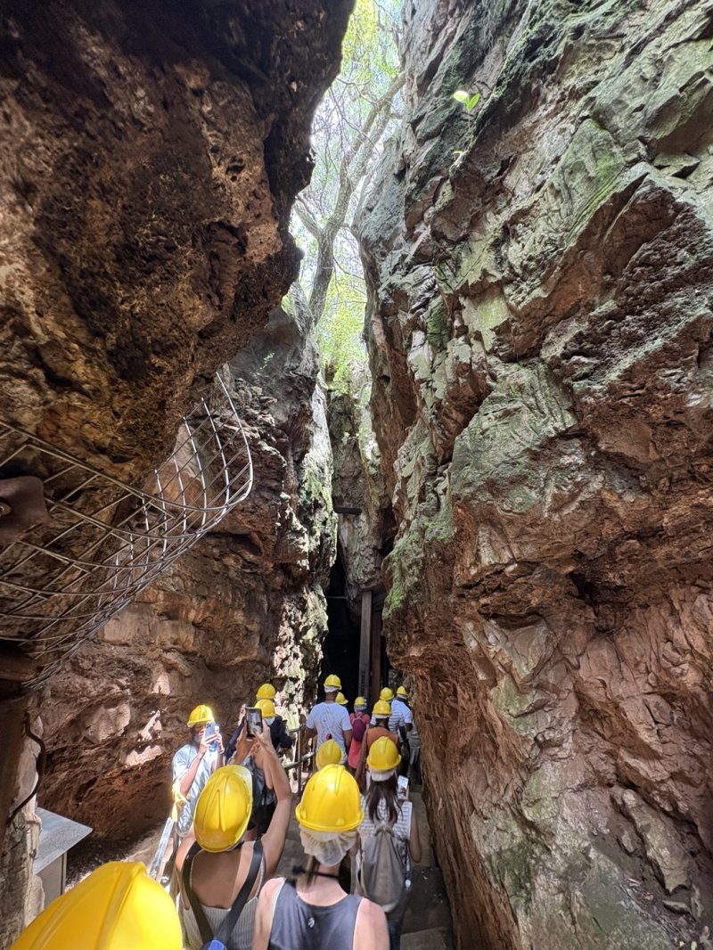 5일(현지시각) '제13회 세계 과학기자대회(WCSJ)'에 참가한 과학 기자들이 남아공 스테르크폰테인 동굴을 둘러보고 있다. 스테르크폰테인 동굴은 고인류 화석이 500점 이상 발굴된 중요한 발굴 현장이다./한국과학기자협회 공동취재단