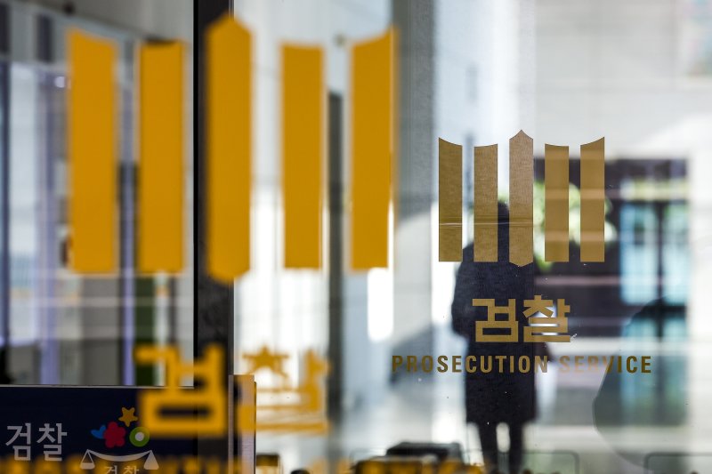 [서울=뉴시스] 정병혁 기자 = 검찰청 폐지 후 대부분의 수사 기능이 중대범죄수사청(중수청)으로 넘어갈 전망이지만 현직 검사 중 0.8%만 중수청으로 자리를 옮길 의사가 있는 것으로 나타났다. 대검찰청은 지난달 5일부터 13일까지 검사와 검찰직 등 검찰구성원 전체를 대상으로 검찰 제도 개편 설문조사를 진행했다. 그중 5737명(44.45%)이 설문조사에 응답했다. 희망 근무기관을 선택한 검사(910명) 중 77%(701명)가 공소청을 희망한 반면 중수청은 0.8%(7명)에 불과했다. 사진은 7일 서울 서초구 대검찰청. 2025.12