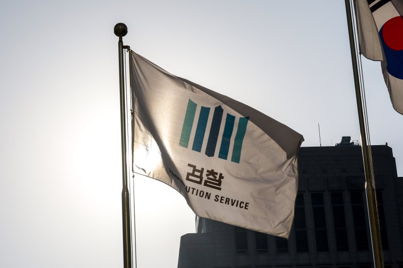 [서울=뉴시스] 정병혁 기자 = 검찰청 폐지 후 대부분의 수사 기능이 중대범죄수사청(중수청)으로 넘어갈 전망이지만 현직 검사 중 0.8%만 중수청으로 자리를 옮길 의사가 있는 것으로 나타났다. 대검찰청은 지난달 5일부터 13일까지 검사와 검찰직 등 검찰구성원 전체를 대상으로 검찰 제도 개편 설문조사를 진행했다. 그중 5737명(44.45%)이 설문조사에 응답했다. 희망 근무기관을 선택한 검사(910명) 중 77%(701명)가 공소청을 희망한 반면 중수청은 0.8%(7명)에 불과했다. 사진은 7일 서울 서초구 대검찰청. 2025.12