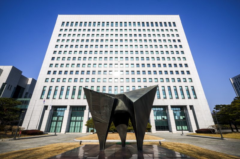 [서울=뉴시스] 정병혁 기자 = 검찰청 폐지 후 대부분의 수사 기능이 중대범죄수사청(중수청)으로 넘어갈 전망이지만 현직 검사 중 0.8%만 중수청으로 자리를 옮길 의사가 있는 것으로 나타났다. 대검찰청은 지난달 5일부터 13일까지 검사와 검찰직 등 검찰구성원 전체를 대상으로 검찰 제도 개편 설문조사를 진행했다. 그중 5737명(44.45%)이 설문조사에 응답했다. 희망 근무기관을 선택한 검사(910명) 중 77%(701명)가 공소청을 희망한 반면 중수청은 0.8%(7명)에 불과했다. 사진은 7일 서울 서초구 대검찰청. 2025.12