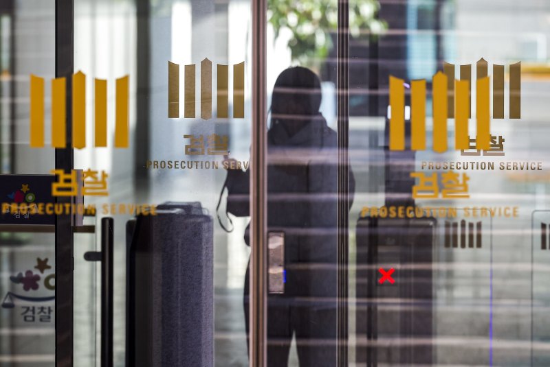 [서울=뉴시스] 정병혁 기자 = 검찰청 폐지 후 대부분의 수사 기능이 중대범죄수사청(중수청)으로 넘어갈 전망이지만 현직 검사 중 0.8%만 중수청으로 자리를 옮길 의사가 있는 것으로 나타났다. 대검찰청은 지난달 5일부터 13일까지 검사와 검찰직 등 검찰구성원 전체를 대상으로 검찰 제도 개편 설문조사를 진행했다. 그중 5737명(44.45%)이 설문조사에 응답했다. 희망 근무기관을 선택한 검사(910명) 중 77%(701명)가 공소청을 희망한 반면 중수청은 0.8%(7명)에 불과했다. 사진은 7일 서울 서초구 대검찰청. 2025.12