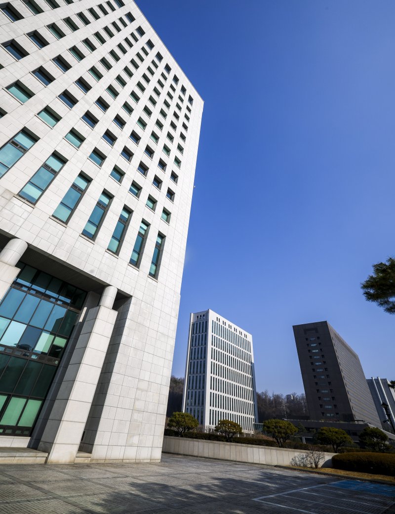 [서울=뉴시스] 정병혁 기자 = 검찰청 폐지 후 대부분의 수사 기능이 중대범죄수사청(중수청)으로 넘어갈 전망이지만 현직 검사 중 0.8%만 중수청으로 자리를 옮길 의사가 있는 것으로 나타났다. 대검찰청은 지난달 5일부터 13일까지 검사와 검찰직 등 검찰구성원 전체를 대상으로 검찰 제도 개편 설문조사를 진행했다. 그중 5737명(44.45%)이 설문조사에 응답했다. 희망 근무기관을 선택한 검사(910명) 중 77%(701명)가 공소청을 희망한 반면 중수청은 0.8%(7명)에 불과했다. 사진은 7일 서울 서초구 왼쪽부터 대검찰청, 서울