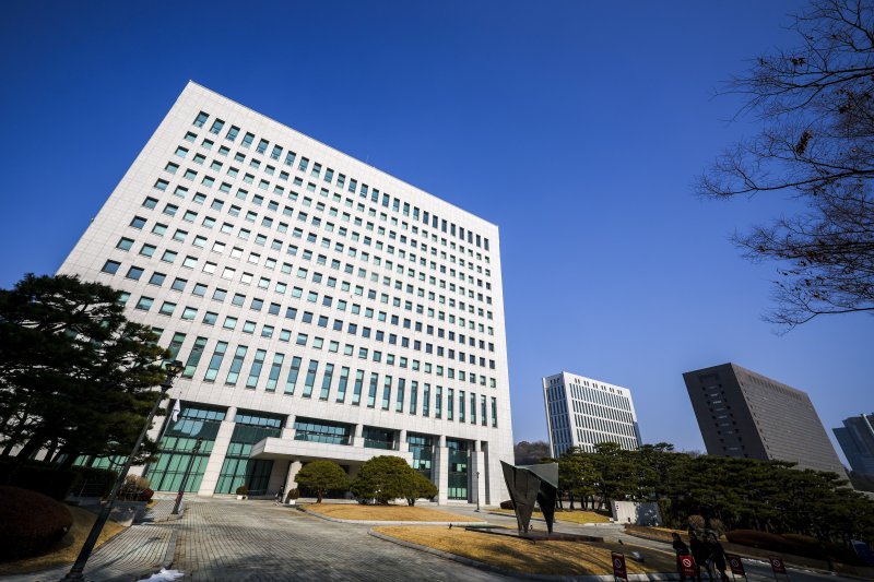 [서울=뉴시스] 정병혁 기자 = 검찰청 폐지 후 대부분의 수사 기능이 중대범죄수사청(중수청)으로 넘어갈 전망이지만 현직 검사 중 0.8%만 중수청으로 자리를 옮길 의사가 있는 것으로 나타났다. 대검찰청은 지난달 5일부터 13일까지 검사와 검찰직 등 검찰구성원 전체를 대상으로 검찰 제도 개편 설문조사를 진행했다. 그중 5737명(44.45%)이 설문조사에 응답했다. 희망 근무기관을 선택한 검사(910명) 중 77%(701명)가 공소청을 희망한 반면 중수청은 0.8%(7명)에 불과했다. 사진은 7일 서울 서초구 왼쪽부터 대검찰청, 서울