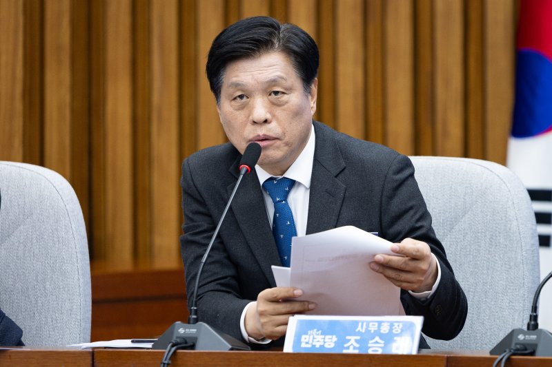 조승래 더불어민주당 사무총장이 지난 5일 서울 여의도 국회에서 열린 제3차 중앙위원회의에서 제안설명을 하고 있다. 2025.12.5/뉴스1 ⓒ News1 유승관 기자