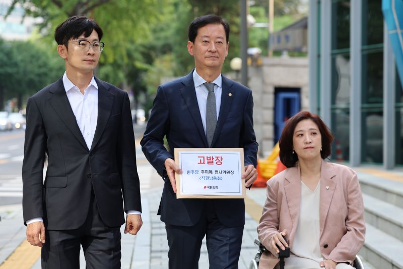 [서울=뉴시스] 권창회 기자 = 박충권(왼쪽부터) 국민의힘 원내부대표, 최은석 원내수석대변인, 최보윤 수석대변인이 26일 오후 서울 종로구 서울경찰청에서 더불어민주당 추미애 법사위원장을 직권남용으로 고발하고 있다. 2025.09.26. kch0523@newsis.com