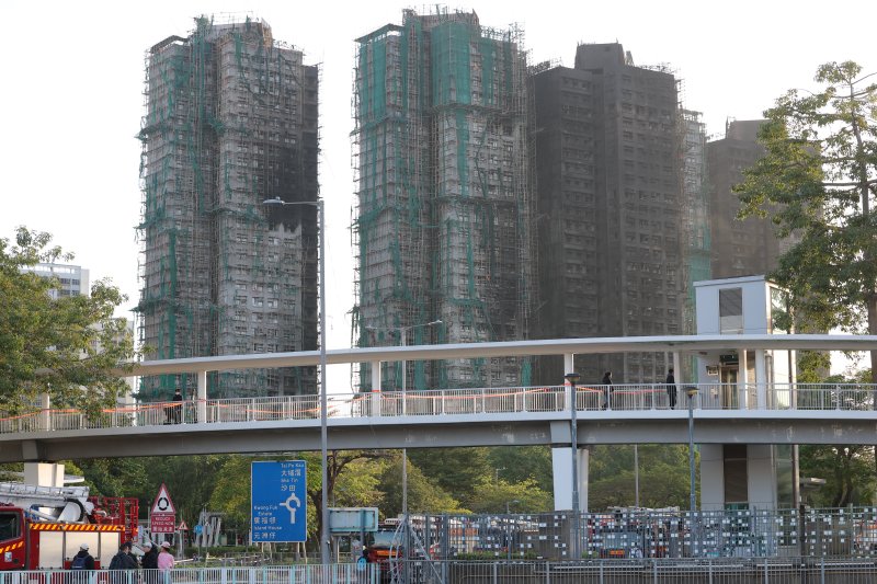 지난 11월 28일 홍콩 타이포 지역 왕 푹 콕 아파트 단지 화재 현장 모습. 주불은 진압됐지만, 아직 잔불이 남아 있어 소방 작업이 지금도 진행 중이다. 2025.11.28/뉴스1 ⓒ News1 권현진 기자