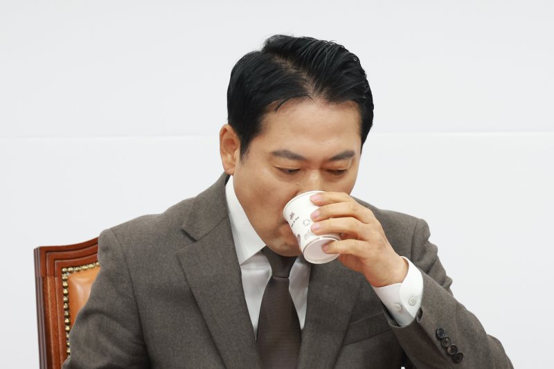 [서울=뉴시스] 고승민 기자 = 장동혁 국민의힘 대표가 4일 서울 여의도 국회에서 열린 제18차 전국위원회에서 물을 마시고 있다. 2025.12.04. kkssmm99@newsis.com