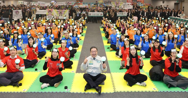 이호성 하나은행장(첫째줄 가운데)이 지난 5일 서울 중구 하나금융그룹 명동사옥에서 열린 '2025 외국환 골든벨' 결선에서 참가자들과 기념촬영을 하고 있다. 하나은행 제공