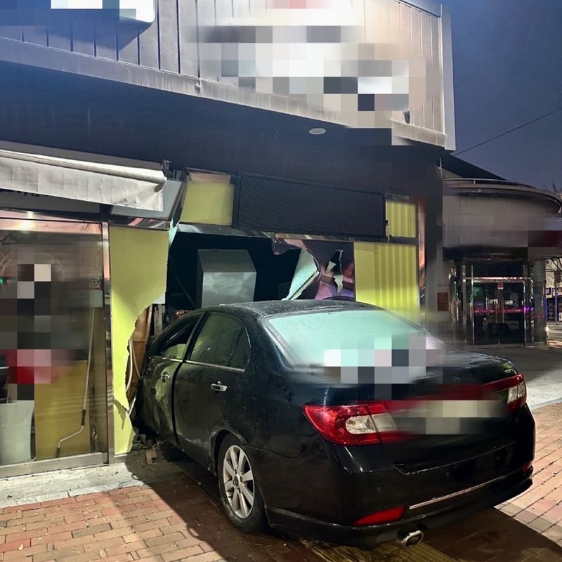 7일 오전 5시 55분께 부산 기장군 장안읍의 한 도로를 달리던 승용차량이 갑작스레 교통 표지판을 들이받고 인근 식당으로 돌진하는 사고가 발생했다. 경찰 조사결과 운전자는 면허취소 수준의 만취 상태인 것으로 드러났다. 사진은 사고 현장. 부산 기장경찰서·부산경찰청 제공