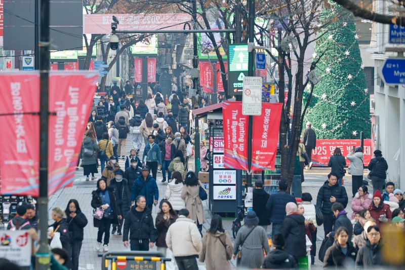 7일 서울 중구 명동거리가 관광객들로 북적이고 있다. 뉴스1