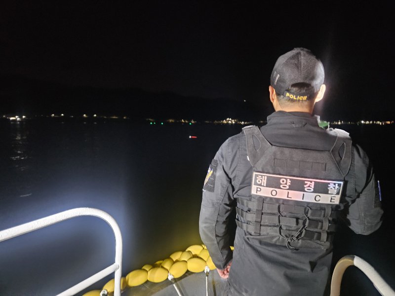 [영덕=뉴시스] 안병철 기자 = 7일 오전 8시8분께 경북 영덕군 강구면 강구항 인근 해상에서 A(1.95t·승선원 1명)호 선장 B(77)씨가 숨진 채 발견됐다.(사진=울진해양경찰서 제공) 2025.12.07. photo@newsis.com