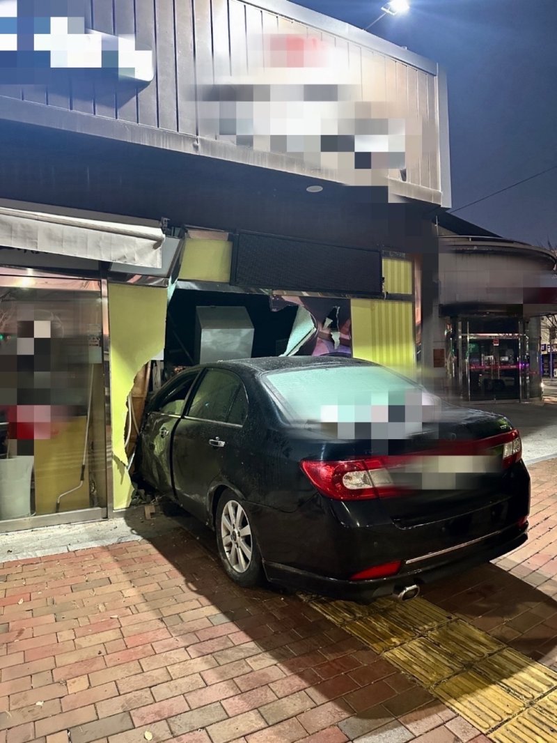 7일 새벽 부산 기장군 장안읍 식당에 음주차량이 돌진했다. (경찰 제공. 재판매 및 DB금지)
