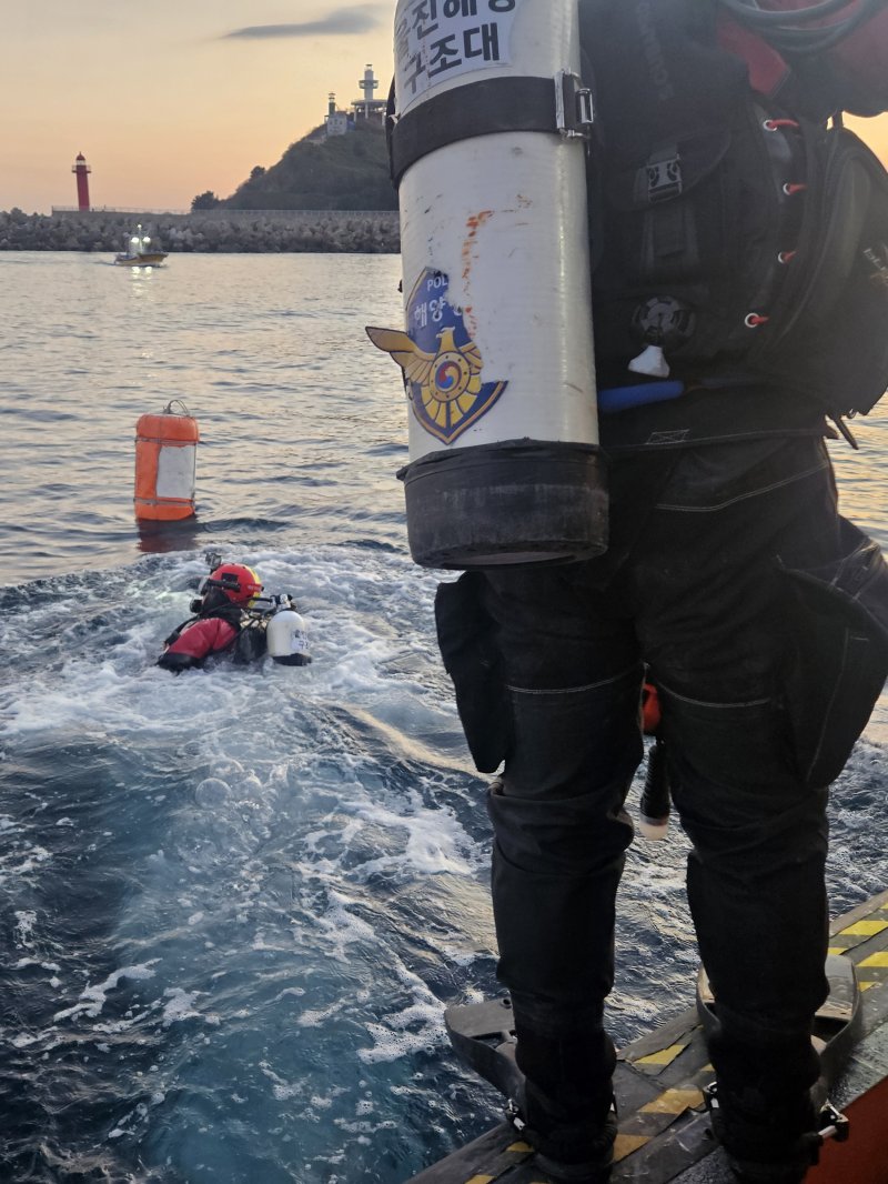 6일 오후 4시38분쯤 경북 영덕군 축산항 인근 해상에서 실종됐던 70대 선장 A 씨가 숨진 채 발견됐다. 사진은 6일 실종신고를 받은 울진해양경찰서 구조대가 수중 수색에 나서는 모습.( 울진해양경찰서제공, 재판메 및 DB금지)