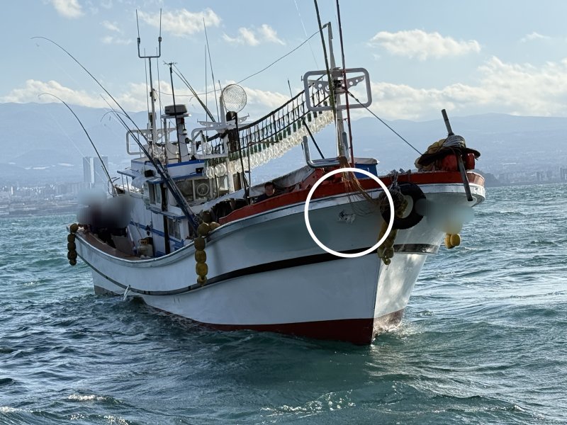 [제주=뉴시스] 6일 오후 제주 도두항 인근 해상에서 낚시어선과 어선이 충돌하는 사고가 발생해 해경이 수습에 나서고 있다. (사진=제주해양경찰서 제공) 2025.12.07. photo@newsis.com
