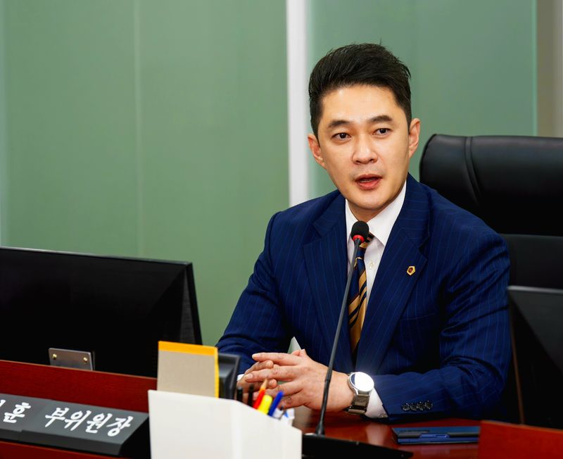 '학교 전기차 충전시설 의무설치 제외 조례안'을 대표 발의한 경기도의회 전석훈 의원. 경기도의회 제공