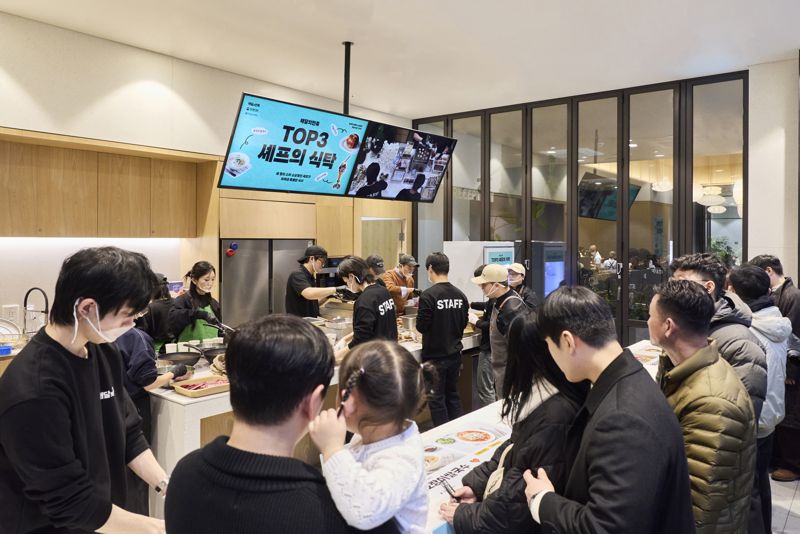 중기부 주관 ‘온라인 브랜드 소상공인 육성사업'(TOPS 프로그램)’을 통해 최종 선정된 소상공인 식당이 지난 6일 서울 영등포구 더현대서울 6층에서 ‘TOP3 셰프의 식탁’ 팝업스토어를 열고 시식 메뉴를 제공하고 있다. 우아한형제들 제공