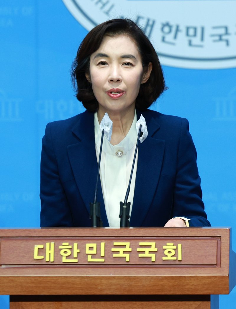 [서울=뉴시스] 고범준 기자 = 박경미 더불어민주당 전 의원이 6일 오전 서울 여의도 국회 소통관에서 제22대 총선 서울 강남병 출마선언 기자회견을 하고 있다. 2024.03.06. bjko@newsis.com