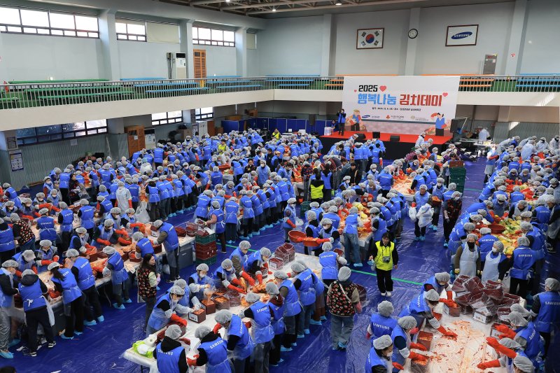[거제=뉴시스] 신정철 기자= 삼성중공업은 지난 6일, 사내 문화관에서 임직원과 고객, 대외 봉사단체와 함께하는 '2025년 행복나눔 김치데이'를 개최했다. 사진은 삼성중공업 임직원 및 선주, 지역 자원봉사자 등 400여명이 지역 내 취약계층에게 전달할 김장 나눔행사 모습.(사진=삼성중공업 제공).2025.12.07. photo@newsis.com *재판매 및 DB 금지