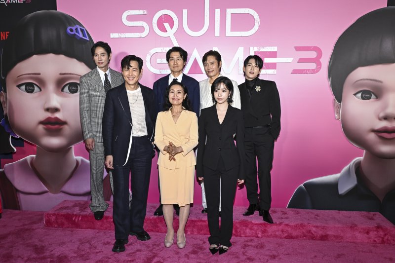 [뉴욕=AP/뉴시스] 황동혁(뒷줄 가운데) 감독이 18일(현지 시간) 미국 뉴욕 플라자 호텔에서 열린 넷플릭스 시리즈 '오징어 게임' 시즌3(오겜3) 시사회에 출연진과 함께 참석해 포즈를 취하고 있다. 뒷줄 왼쪽부터 시계 방향으로 배우 박성훈, 황동혁 감독, 배우 이병헌, 임시완, 조유리, 강애심, 이정재. 2025.06.19.