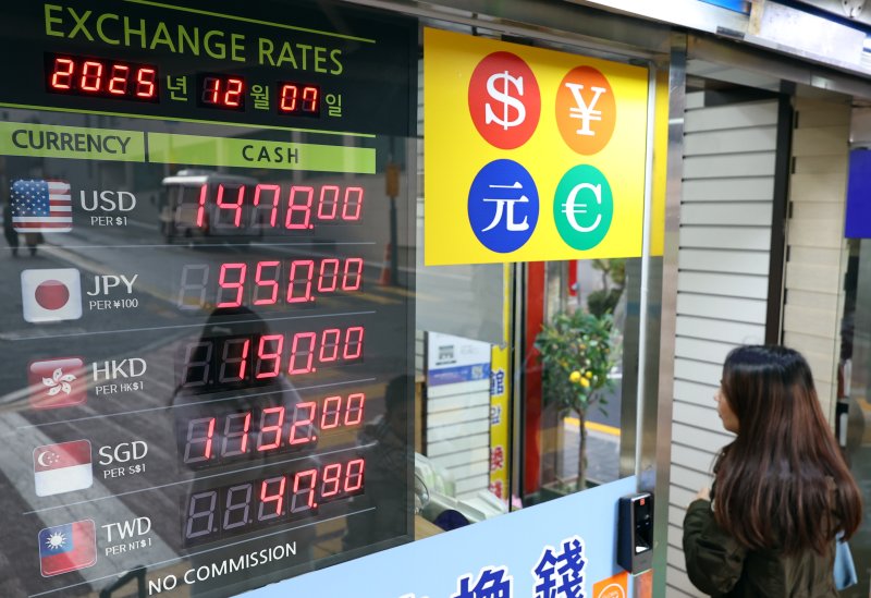 [서울=뉴시스] 최진석 기자 = 서울 명동 환전소에 원·달러 환전 시세가 보이고 있다. 2025.12.07. myjs@newsis.com