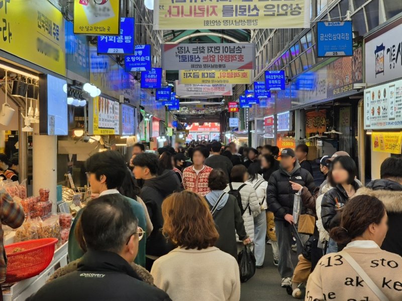 절기상 대설(大雪)이자 12월의 첫 일요일인 7일 강원 강릉 대표 전통시장인 강릉중앙·성남시장 먹거리 골목이 식도락객으로 가득하다. 2025.12.7/뉴스1 윤왕근 기자