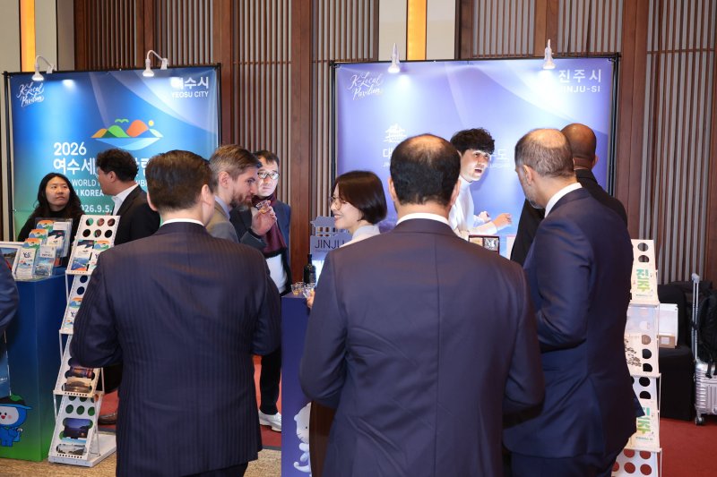 [진주=뉴시스]진주시, 주한외국공관장 대상 진주의 도시 브랜드 마케팅 펼쳐.(사진=진주시 제공).2025.12.07.photo@newsis.com *재판매 및 DB 금지