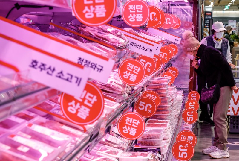 [서울=뉴시스] 정병혁 기자 = 7일 서울시내 대형마트를 찾은 시민들이 수입산 소고기를 살펴보고 있다.기후변화 영향으로 농수산물 수급 불안정성이 커진 가운데 고환율로 수입 먹거리 가격도 출렁이고 있다. 먹거리 가격은 지난 5년간 급등했다.지난달 식품물가지수는 2020년을 100으로 했을 때 127.1로 27.1% 상승했다. 같은 기간 전체 소비자물가지수 상승률(17.2%)과 비교하면 10%포인트 가까이 높은 수준이다. 특히 호주·미국산 소고기 등 수입고기와 수입 치즈나 버터 같은 유제품의 가격 오름폭이 크다. 국산 소고기가 9.3%