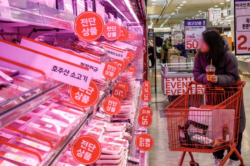 [서울=뉴시스] 정병혁 기자 = 7일 서울시내 대형마트를 찾은 시민들이 수입산 소고기를 살펴보고 있다.기후변화 영향으로 농수산물 수급 불안정성이 커진 가운데 고환율로 수입 먹거리 가격도 출렁이고 있다. 먹거리 가격은 지난 5년간 급등했다.지난달 식품물가지수는 2020년을 100으로 했을 때 127.1로 27.1% 상승했다. 같은 기간 전체 소비자물가지수 상승률(17.2%)과 비교하면 10%포인트 가까이 높은 수준이다. 특히 호주·미국산 소고기 등 수입고기와 수입 치즈나 버터 같은 유제품의 가격 오름폭이 크다. 국산 소고기가 9.3%