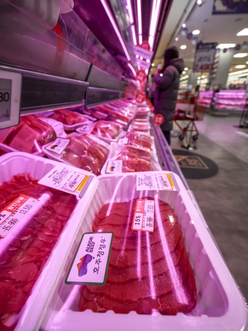 [서울=뉴시스] 정병혁 기자 = 7일 서울시내 대형마트를 찾은 시민들이 수입산 소고기를 살펴보고 있다.기후변화 영향으로 농수산물 수급 불안정성이 커진 가운데 고환율로 수입 먹거리 가격도 출렁이고 있다. 먹거리 가격은 지난 5년간 급등했다.지난달 식품물가지수는 2020년을 100으로 했을 때 127.1로 27.1% 상승했다. 같은 기간 전체 소비자물가지수 상승률(17.2%)과 비교하면 10%포인트 가까이 높은 수준이다. 특히 호주·미국산 소고기 등 수입고기와 수입 치즈나 버터 같은 유제품의 가격 오름폭이 크다. 국산 소고기가 9.3%