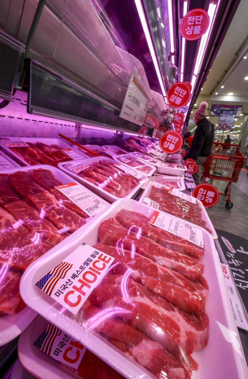 [서울=뉴시스] 정병혁 기자 = 7일 서울시내 대형마트를 찾은 시민들이 수입산 소고기를 살펴보고 있다.기후변화 영향으로 농수산물 수급 불안정성이 커진 가운데 고환율로 수입 먹거리 가격도 출렁이고 있다. 먹거리 가격은 지난 5년간 급등했다.지난달 식품물가지수는 2020년을 100으로 했을 때 127.1로 27.1% 상승했다. 같은 기간 전체 소비자물가지수 상승률(17.2%)과 비교하면 10%포인트 가까이 높은 수준이다. 특히 호주·미국산 소고기 등 수입고기와 수입 치즈나 버터 같은 유제품의 가격 오름폭이 크다. 국산 소고기가 9.3%