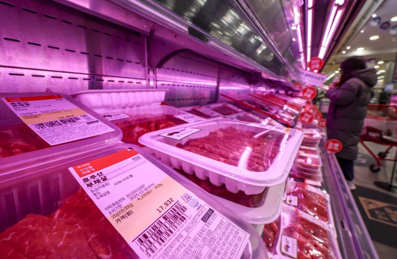 [서울=뉴시스] 정병혁 기자 = 7일 서울시내 대형마트를 찾은 시민들이 수입산 소고기를 살펴보고 있다.기후변화 영향으로 농수산물 수급 불안정성이 커진 가운데 고환율로 수입 먹거리 가격도 출렁이고 있다. 먹거리 가격은 지난 5년간 급등했다.지난달 식품물가지수는 2020년을 100으로 했을 때 127.1로 27.1% 상승했다. 같은 기간 전체 소비자물가지수 상승률(17.2%)과 비교하면 10%포인트 가까이 높은 수준이다. 특히 호주·미국산 소고기 등 수입고기와 수입 치즈나 버터 같은 유제품의 가격 오름폭이 크다. 국산 소고기가 9.3%