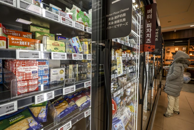 [서울=뉴시스] 정병혁 기자 = 7일 서울시내 대형마트를 찾은 시민들이 치즈, 버터 상품을 살펴보고 있다.기후변화 영향으로 농수산물 수급 불안정성이 커진 가운데 고환율로 수입 먹거리 가격도 출렁이고 있다. 먹거리 가격은 지난 5년간 급등했다.지난달 식품물가지수는 2020년을 100으로 했을 때 127.1로 27.1% 상승했다. 같은 기간 전체 소비자물가지수 상승률(17.2%)과 비교하면 10%포인트 가까이 높은 수준이다. 특히 호주·미국산 소고기 등 수입고기와 수입 치즈나 버터 같은 유제품의 가격 오름폭이 크다. 국산 소고기가 9.